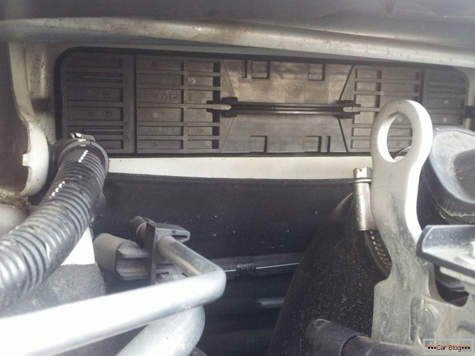 Замена на кабинскиот филтер на Peugeot 408