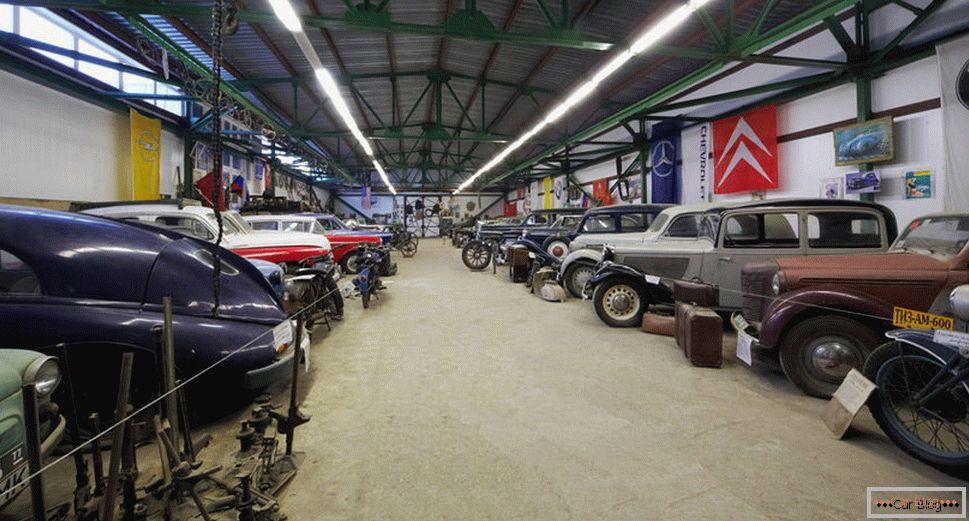 Ломаковски музеј на гроздобер автомобили и мотоцикли
