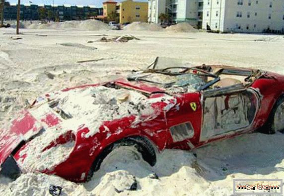 Ферари 250 Spyder покриен со песок