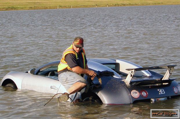 Bugatti Veyron SuperSport во езерото