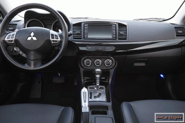 Mitsubishi lancer автомобил може да се пофали со стилски ентериер со ергономски седишта.
