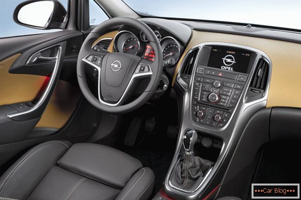 Салон автомобил Opel Astra придётся по вкусу любителям стиля хай-тек