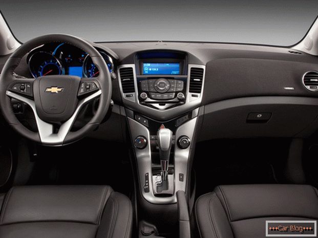 Chevrolet Cruze автомобил ентериер порадует владельца качеством отделочных материалом и спортивной стилистикой