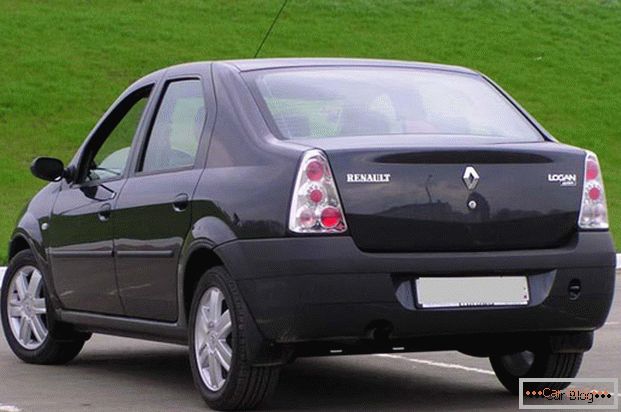 Renault Logan автомобил: заден поглед