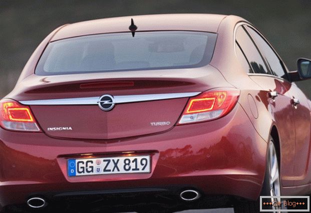 Opel Insignia Car: заден поглед
