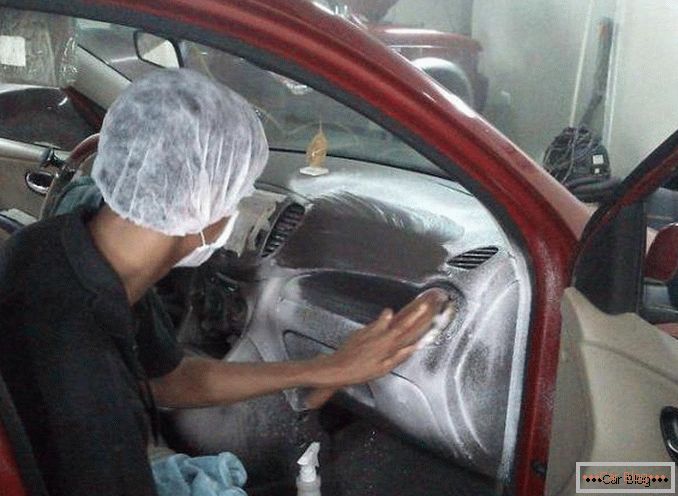 Хемиско чистење на внатрешноста на автомобилот со свои раце.