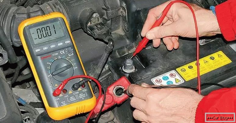 како да провери струја на истекување на автомобил со мултиметар