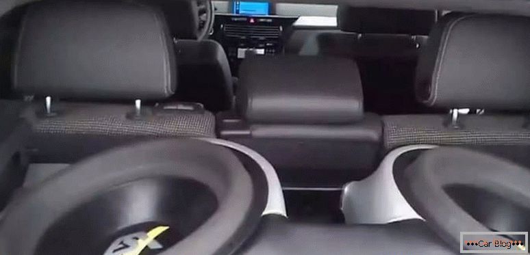 каде се најдобрите звучници во автомобилот