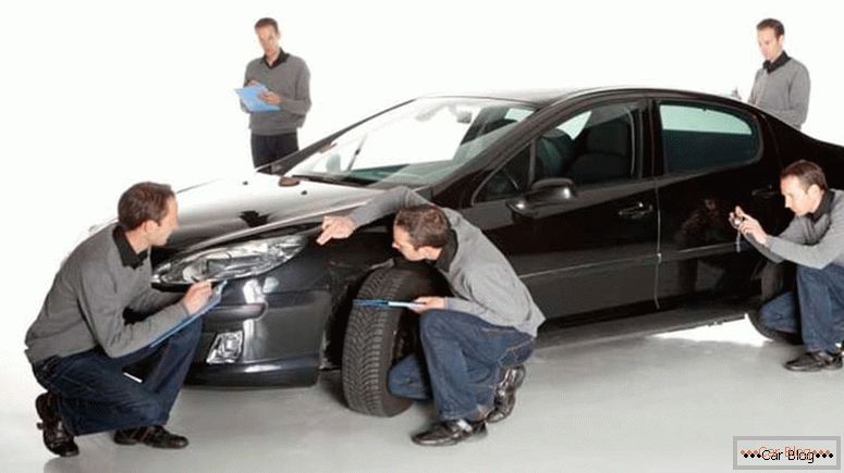 Проценка на автомобил од страна на експерти за осигурителна компанија