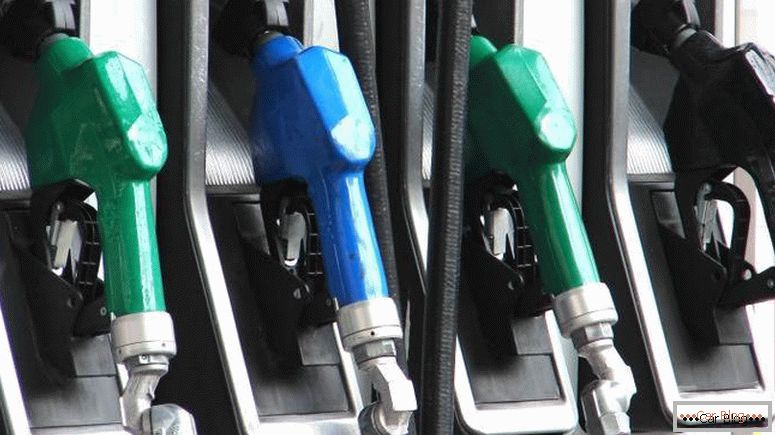 Спроведување на контрола на потрошувачката на гориво, можете да го пополните автомобилот на добро воспоставениот распоред