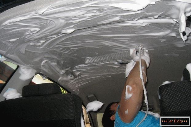 Процесот на хемиско чистење на таванот на возилото