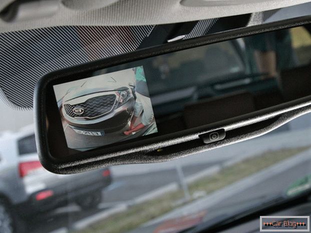 Сликата од задната камера може да се пренесе до огледалото со монитор