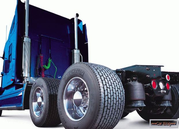 Гумите на камионот се под тежок товар, и затоа мора да имаат добри квалитетни карактеристики