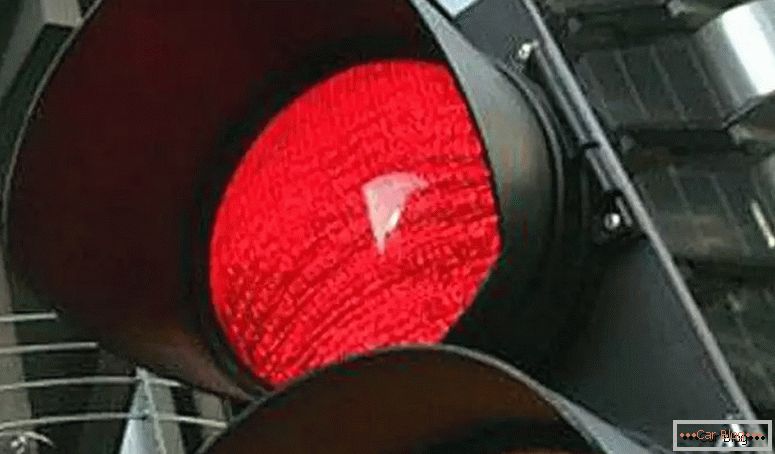 што е казна за возење црвена светлина?