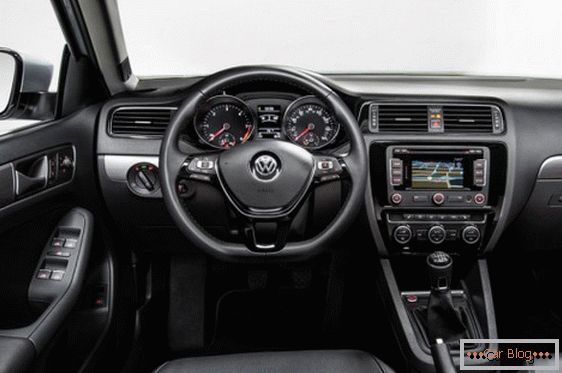 Седан автомобил Volkswagen Jetta сочетает в себе простор и комфортабельность