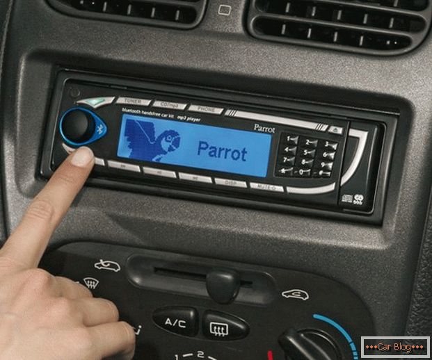 Модерен автомобил е тешко да се замисли без радио