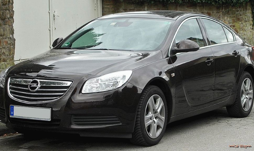 Opel insignia средна класа седан