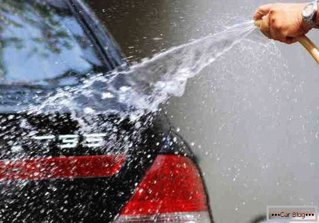 Измијте автомобил со вода