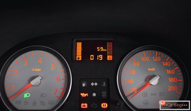 Контролната табла на автомобилот Рено Логан