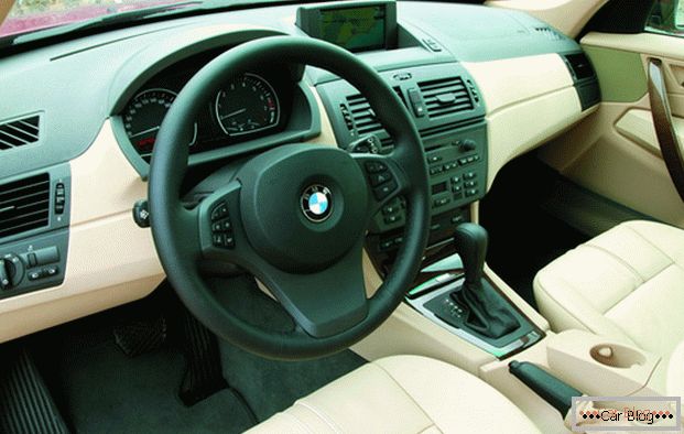 BMW X3 внатрешноста на автомобилот