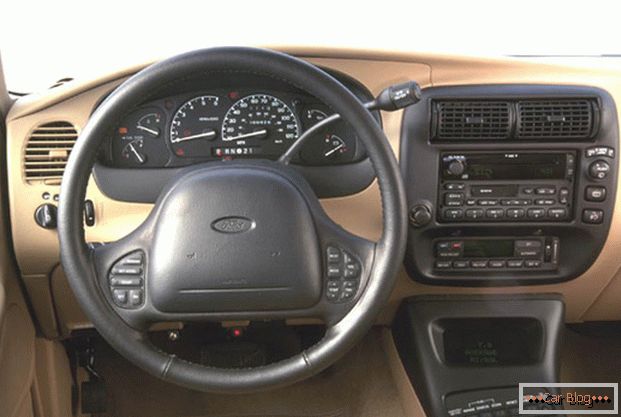 Воланот и контролната табла на автомобилот Ford Explorer
