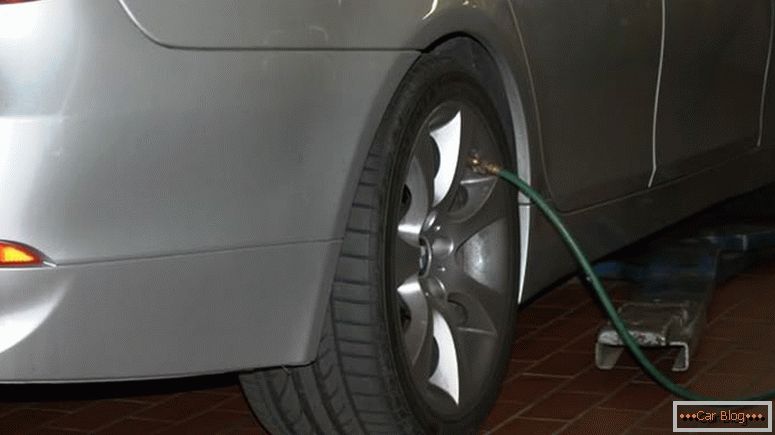 Пневматичните гуми треба да ги следат препораките на производителот на возилото, но не го надминуваат максималниот дозволен притисок на гумите