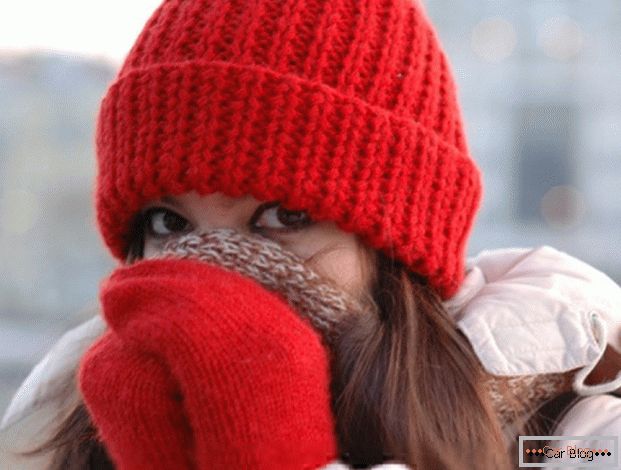 Ако сте заглавени во зима во застоен автомобил - се облекувате топло