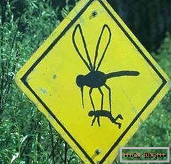 Чуден сообраќаен знак за комарец