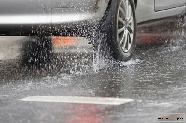 Неправилното возење при дожд ја зголемува потрошувачката на гориво
