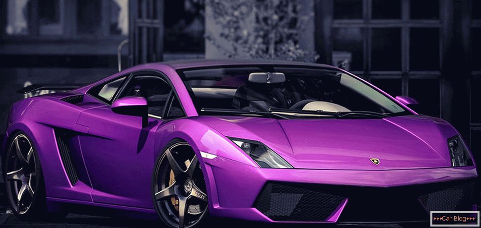 Безбедново пурпурна кола