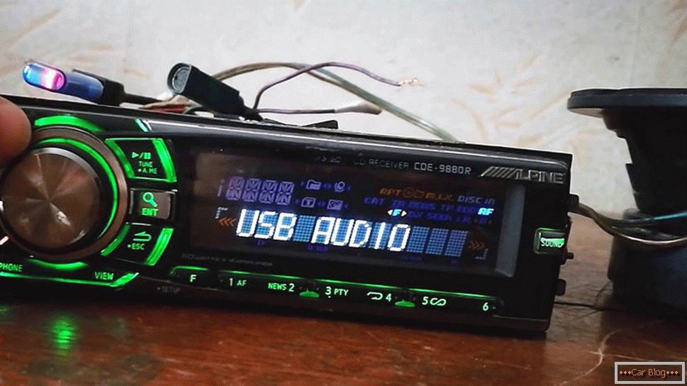 Автомобил радио со осветлени копчиња