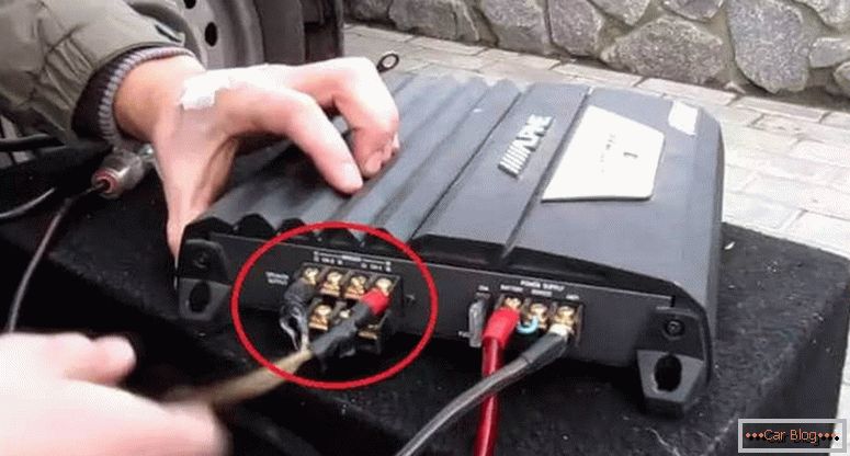 како да го поврзете сабвуферот со радиото со засилувач
