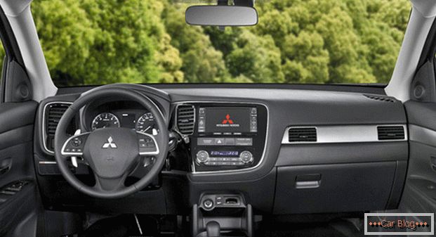 Mitsubishi Outlander автомобил ќе му угоди на сопственикот со високо ниво на трим