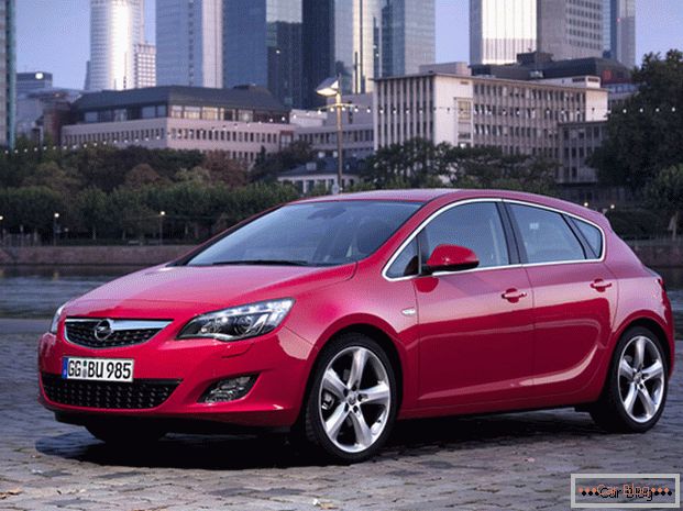 Удобност и практичност - карактеристични карактеристики на автомобилот Opel Astra