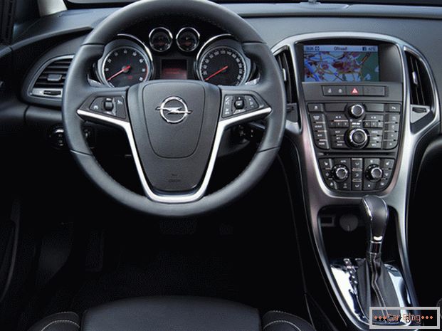 Во кабината Opel Astra се размислува за најмалите детали