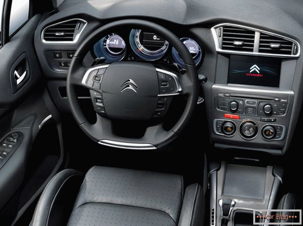 Внатрешноста на автомобилот Citroen C4 се карактеризира со присуство на контролна табла со течни кристали