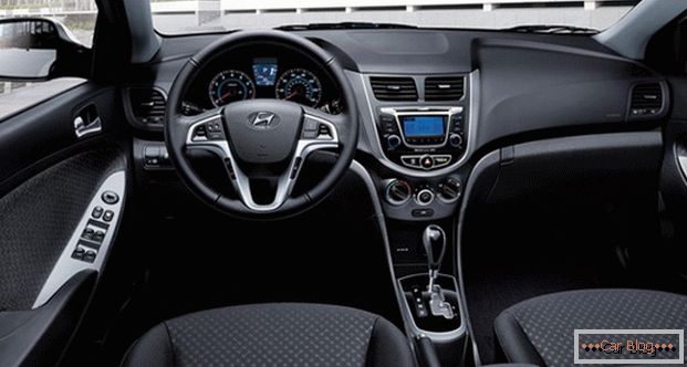 Внатре во Hyundai Accent гораздо больше современных элементов