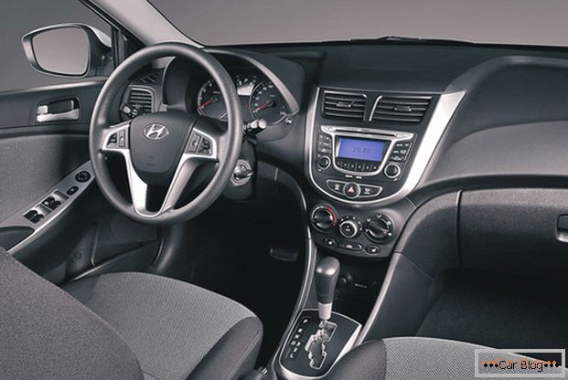 Во автомобилот Hyundai Solaris, ќе најдете елементи на модерен ентериер.