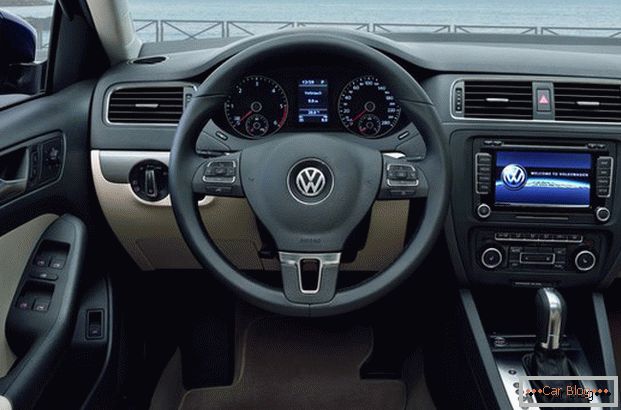 Салон Volkswagen Jetta ќе ве воодушеви со квалитетни бои и удобни контроли