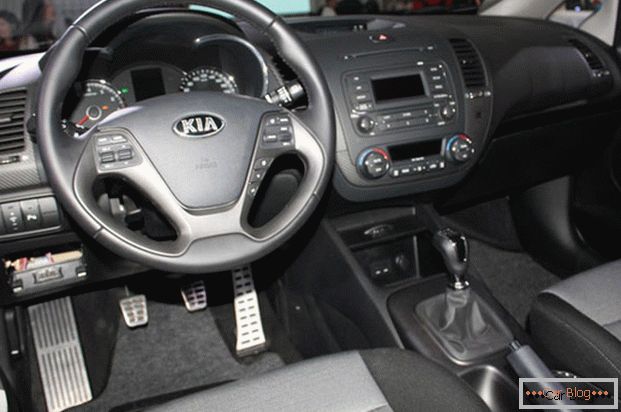 KIA Cerato има се што ви е потребно за удобно и безбедно возење.