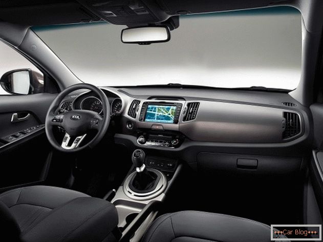 Внатрешноста на автомобилот Kia Sportage го нагласува високиот статус на сопственикот