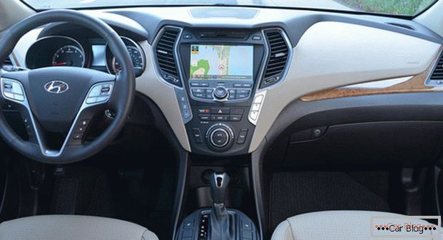 Внатрешноста на автомобилот Hyundai Santa Fe отличается наличием системы масса в водительском кресле и вместительным багажником