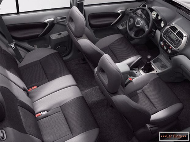 Внатре во автомобилот Toyota Rav4 очекувате удобни седишта и заоблени делови