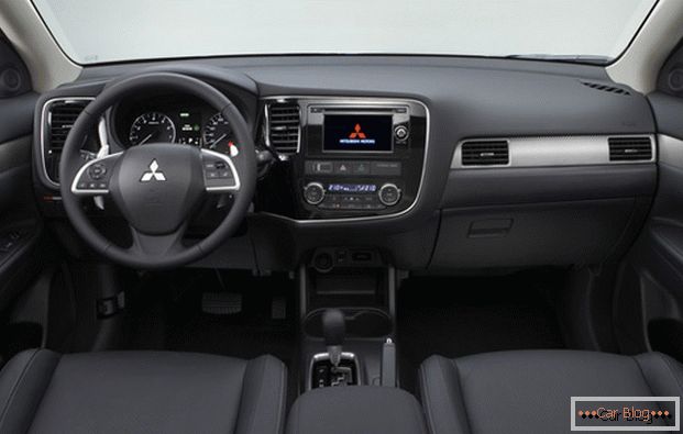 Во внатрешноста на автомобилот Mitsubishi Outlander речиси ништо да се жалат