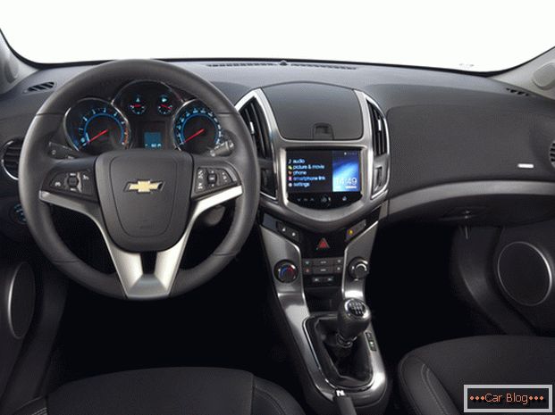 Прв пат ќе мора да се навикнеш на карактеристиките на контролната табла Chevrolet Cruze