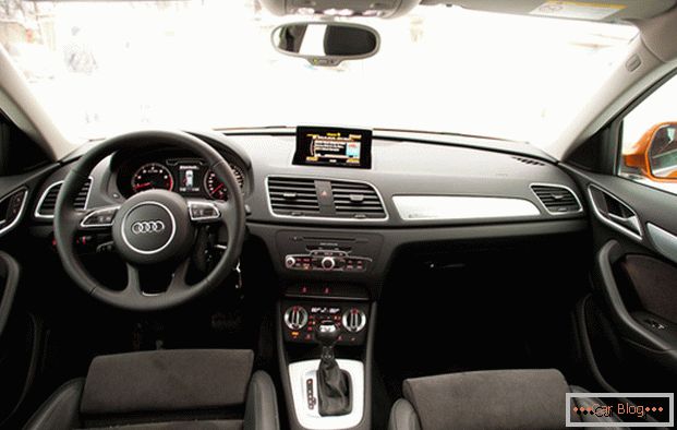 Audi Q3 автомобил: салон
