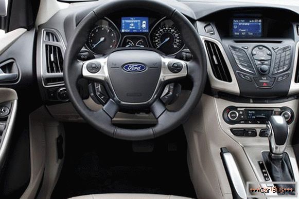 Внатрешноста на автомобилот Ford Focus може да се спореди со кабината на авионот
