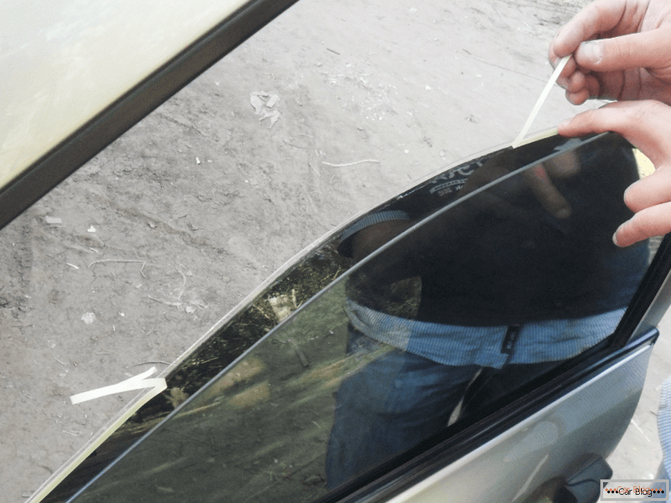 Инсталирање отстранлив нијансирање на стаклото на автомобилот