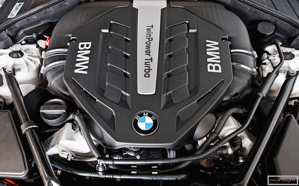 BMW 750Li мотор