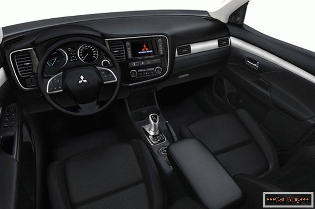 Внатрешноста на автомобилот Mitsubishi Outlander е лаконична и удобна